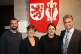 Engin Atasoy, Alina Thelen und Raja Mostafa mit Bürgermeister Erwin Esser